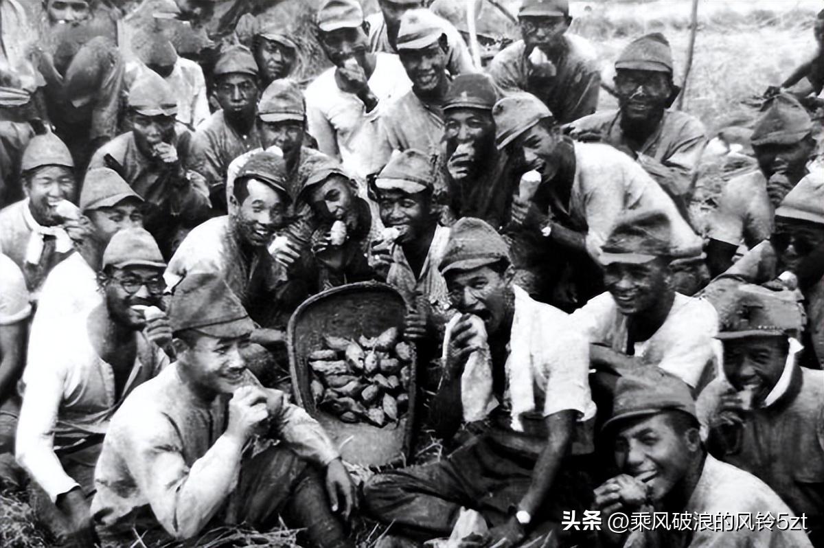 高清老照片：旗人格格大腿岔开豪放洗衣，地主三妻四妾不输女明星