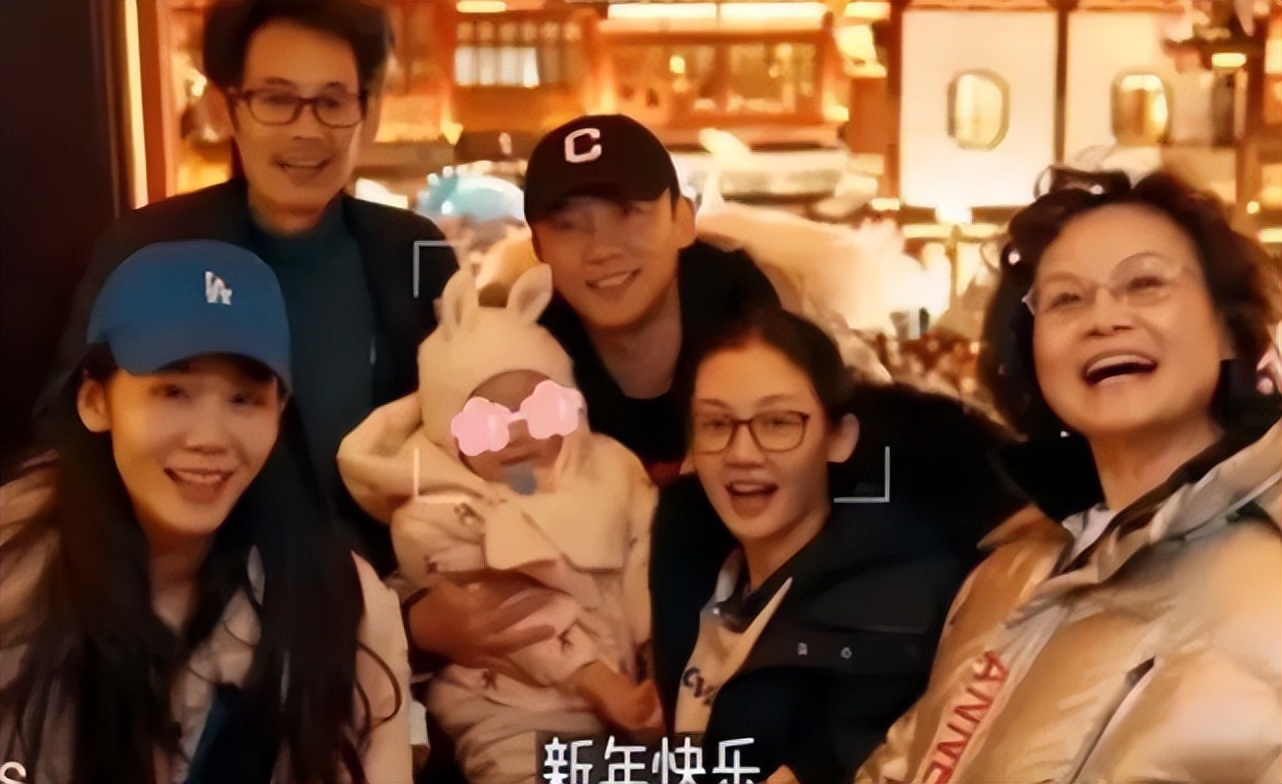 郑恺携妻女回家看父母,郑恺带女儿去跑男