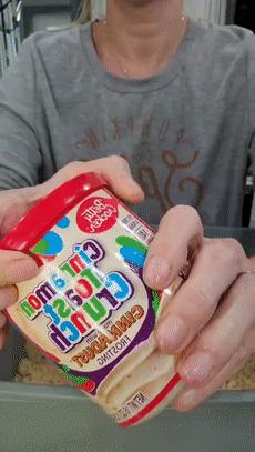 猫咪疯狂的吃猫砂,猫咪吃的猫砂是怎么做的