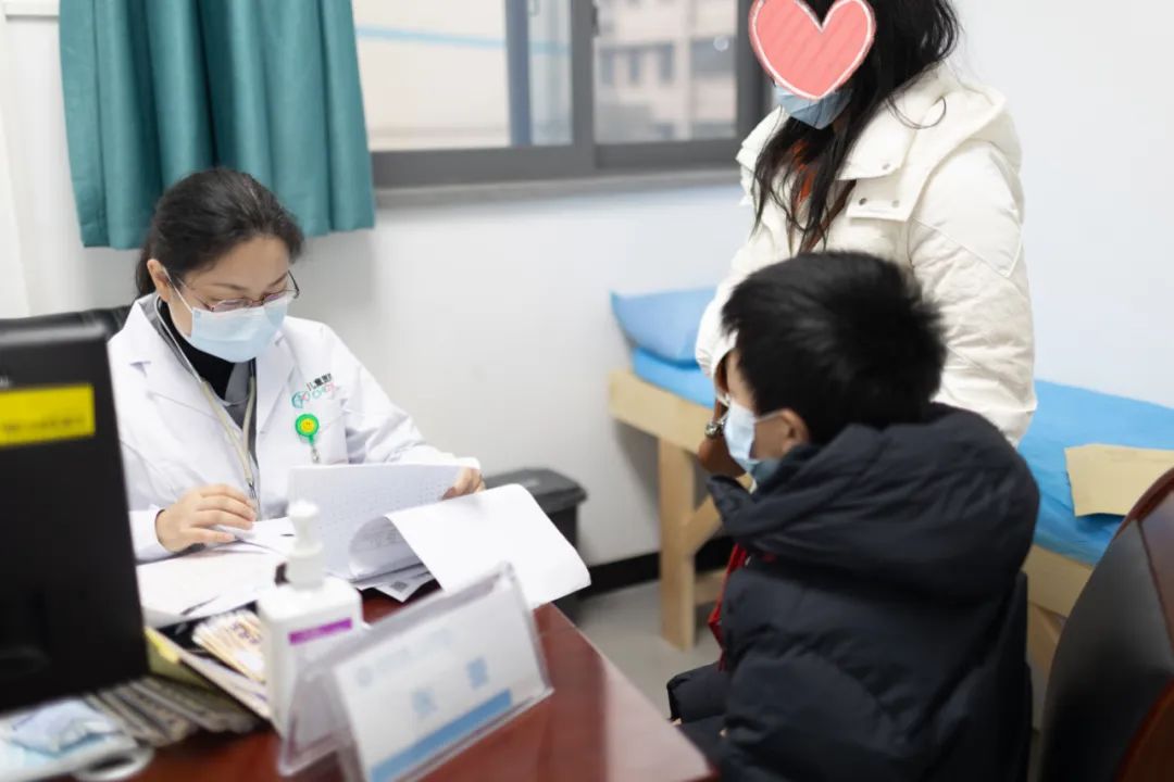 2月8、9日，重医儿院院长李秋率队到宜宾一医院开展免费诊疗活动