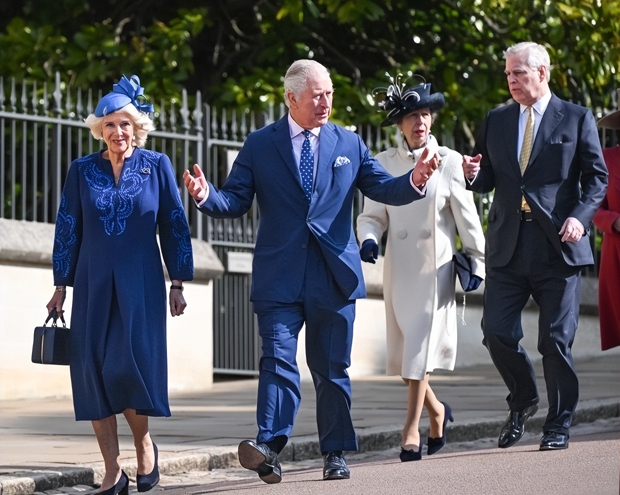 7岁夏公主一路关照弟弟，真乖巧，穿大衣和着短袖裙的表姐成反差