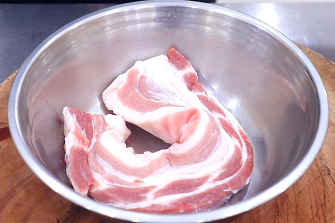 腌腊肉没有太阳都起了白色的霉,腌腊肉21天长霉是不是坏了