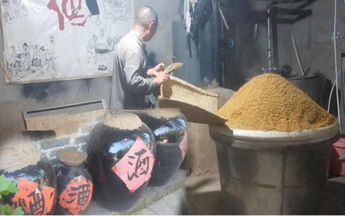 山东5旬“酒鬼”老大爷，自购设备酿酒，3天后浑身难受，咋回事
