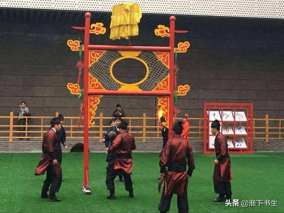 足球是古代的蹴鞠演变过来的,足球古代为什么叫蹴鞠怎么读