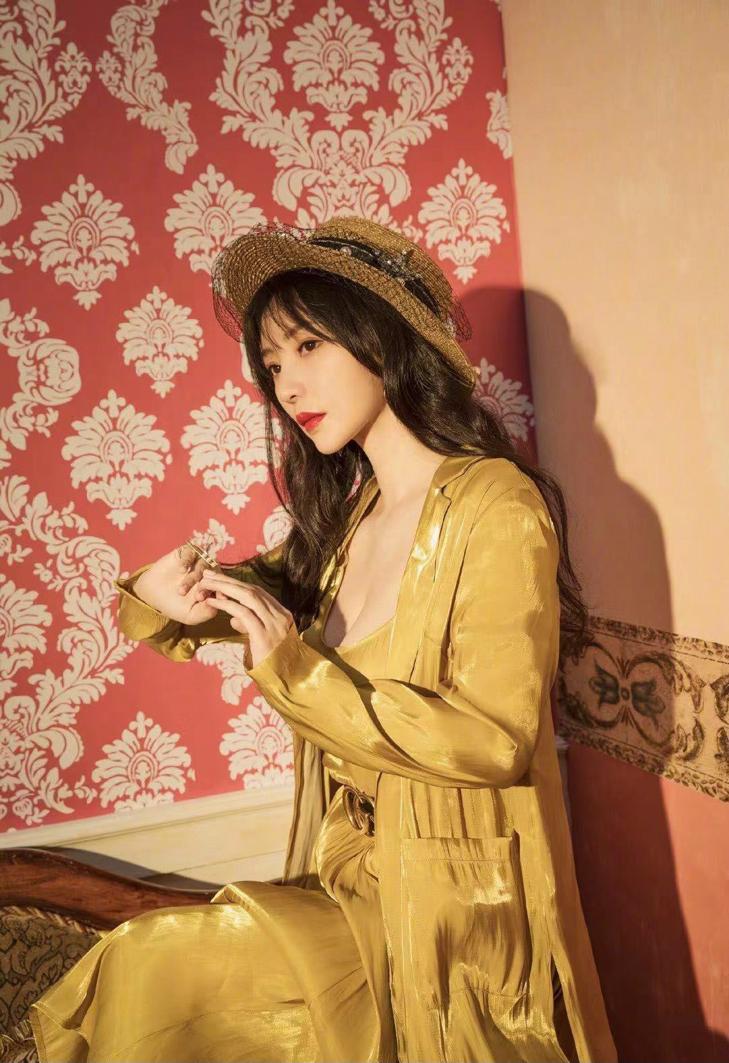 柳岩浅粉色连身裙图片,柳岩一袭紧身小黑裙亮相活动