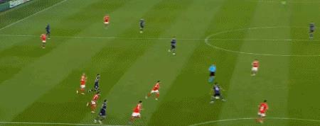 夜晚中绽放的烟花,足球烟花