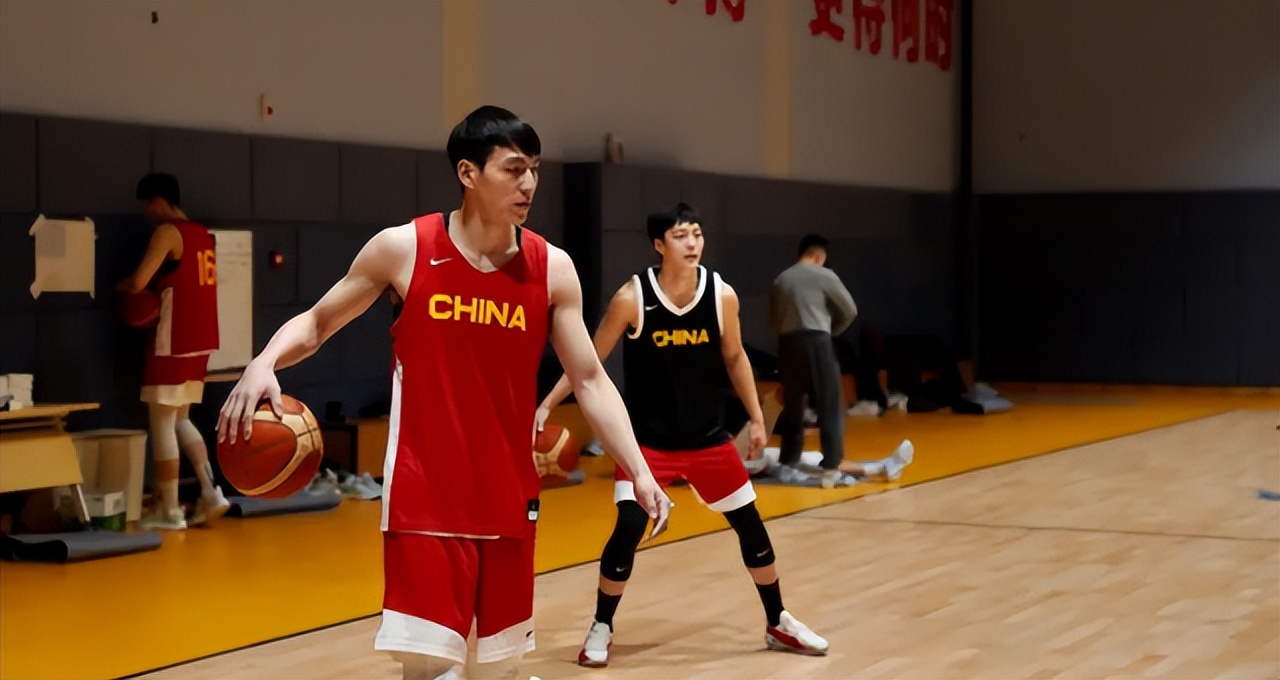 中国男篮15人大名单出炉！乔帅打内部对抗赛考察球员赵睿因伤缺阵
