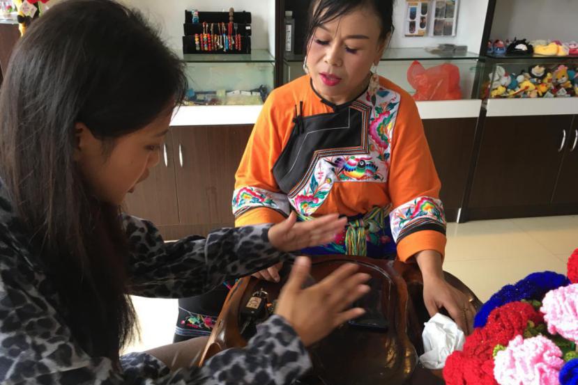 一路苗歌高唱,一身红色余晖——“我”与十八洞