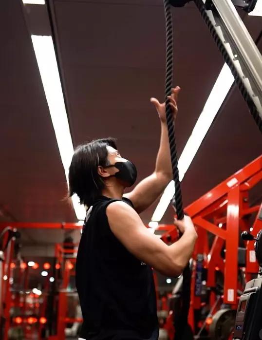 日本花*男美**秀八块腹肌爆上热搜！网友傻眼：这是快40岁的人？