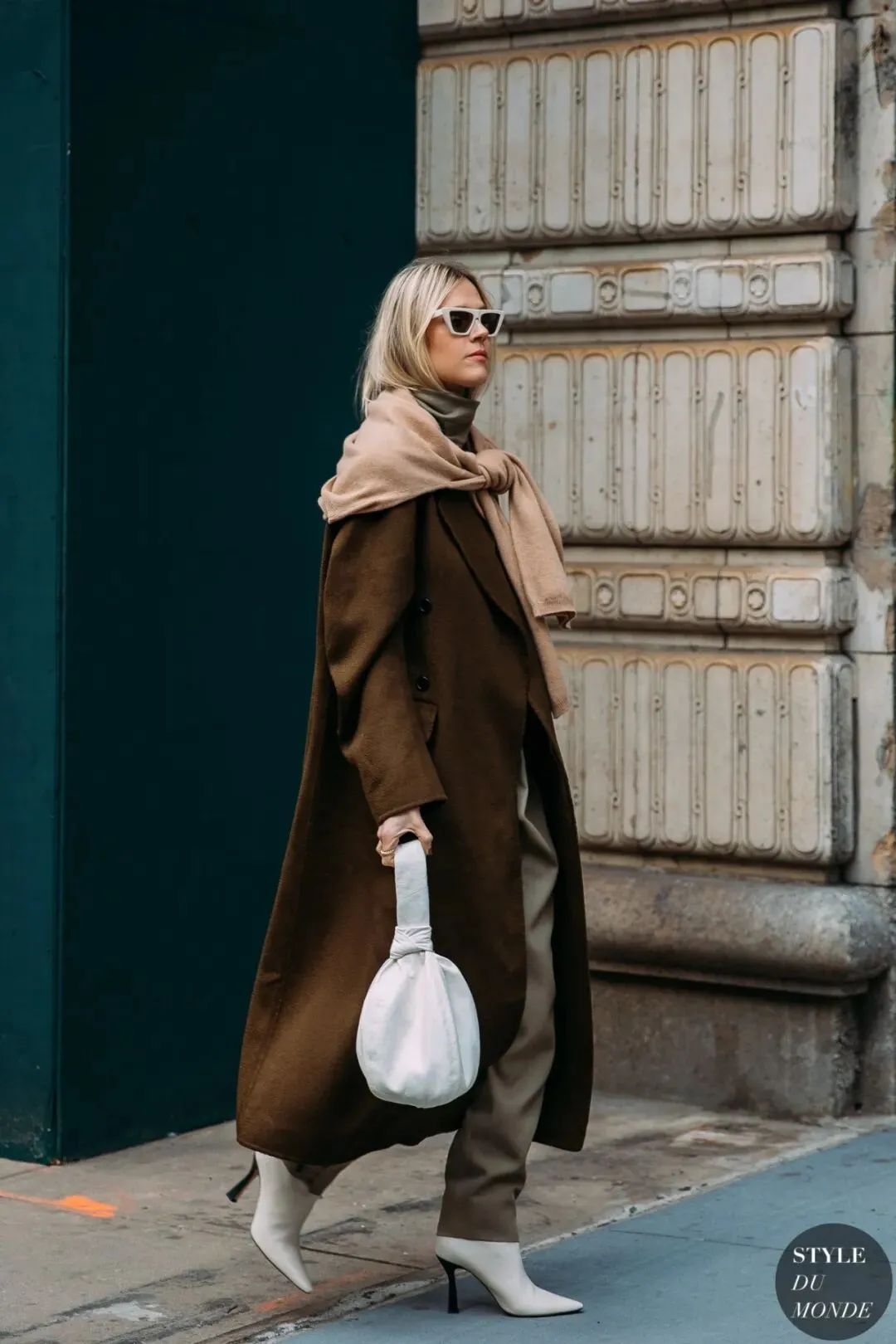 大衣下半身穿搭保暖又好看,大衣里面穿什么内搭最好最保暖