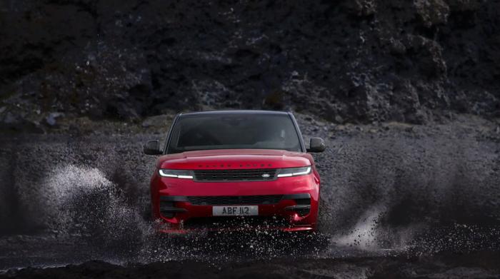 进口SUV神仙打架：路虎揽胜运动版和保时捷卡宴谁更强？