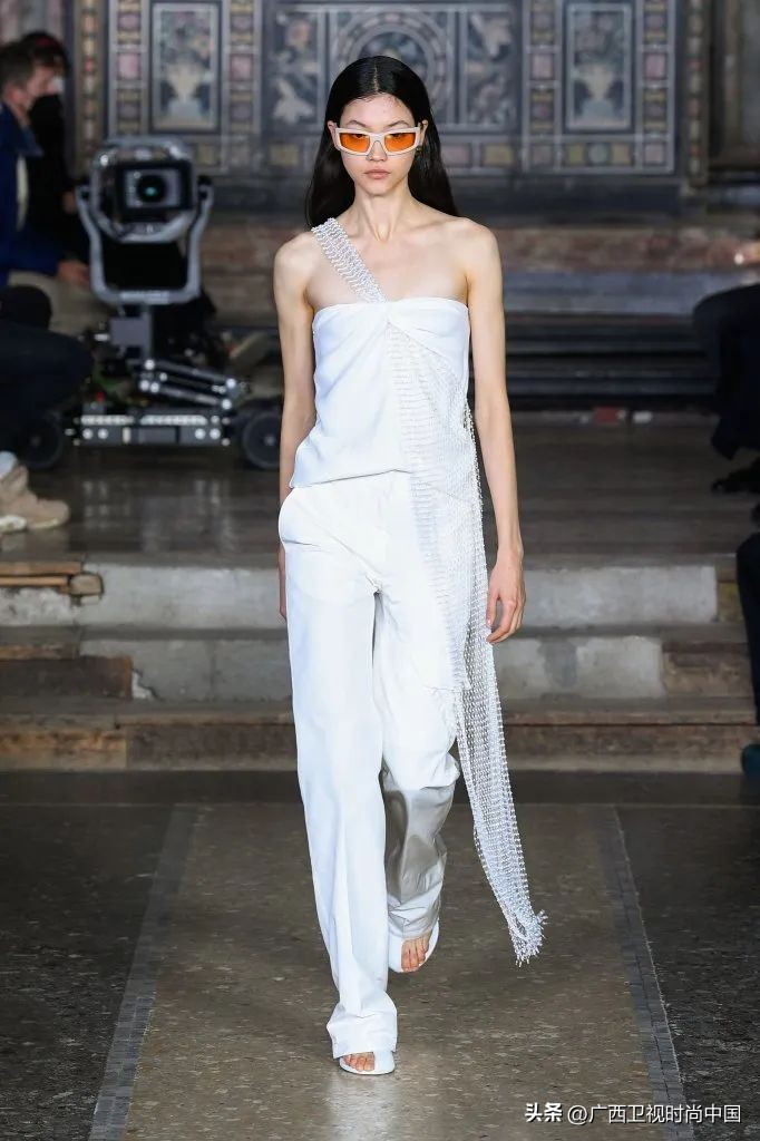 那些秀场上的“丑”鞋子