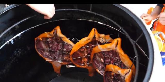 大叔真聪明6元买猪肉,大叔真独特卖鸭子只要鸭皮