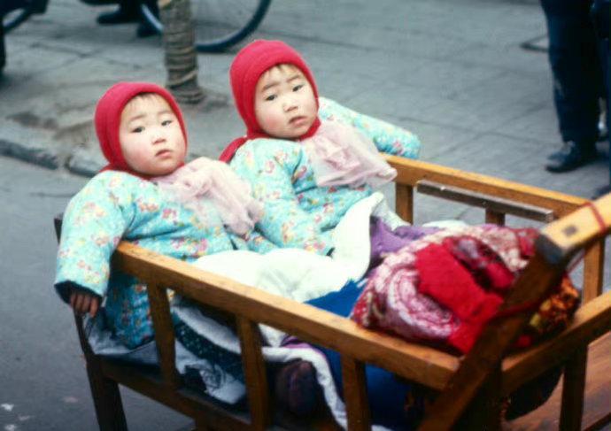 卑鄙龌龊老照片：*楼青**女子妖娆多姿，妇女露胸喂奶被孩子撕扯衣服