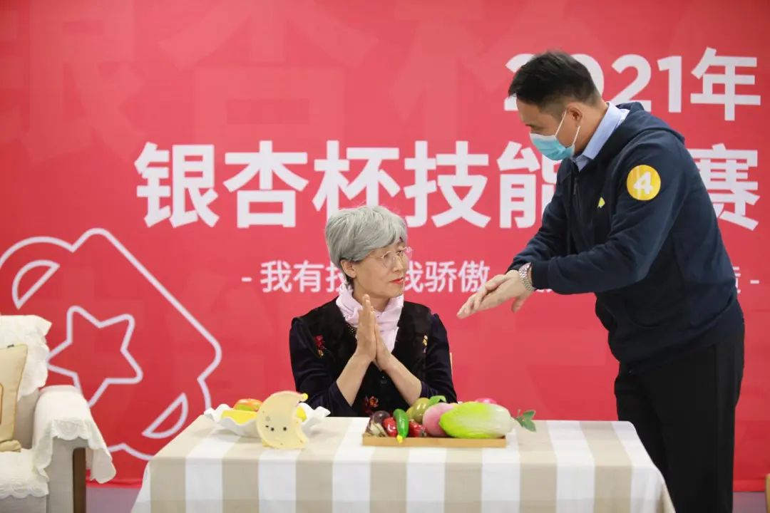 我，24岁，当了2天助浴师，为3位老人洗了澡