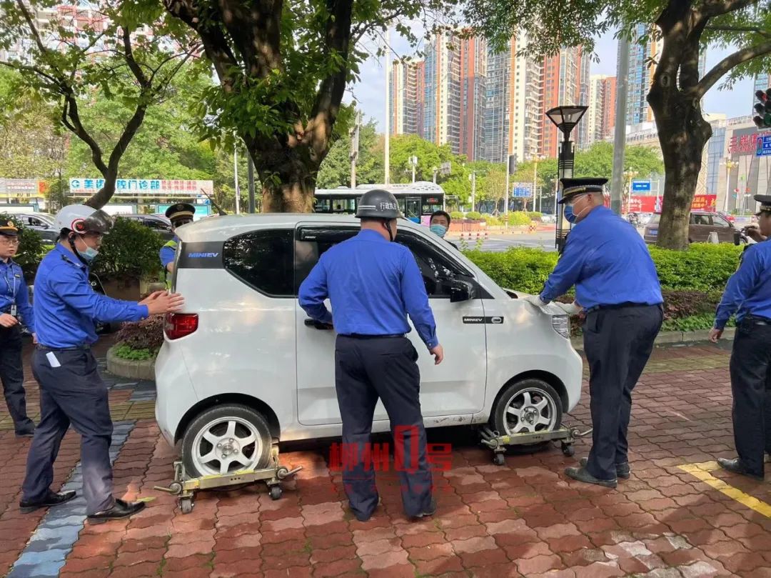 男子违停被开罚单完整视频,男子违停车被城管罚