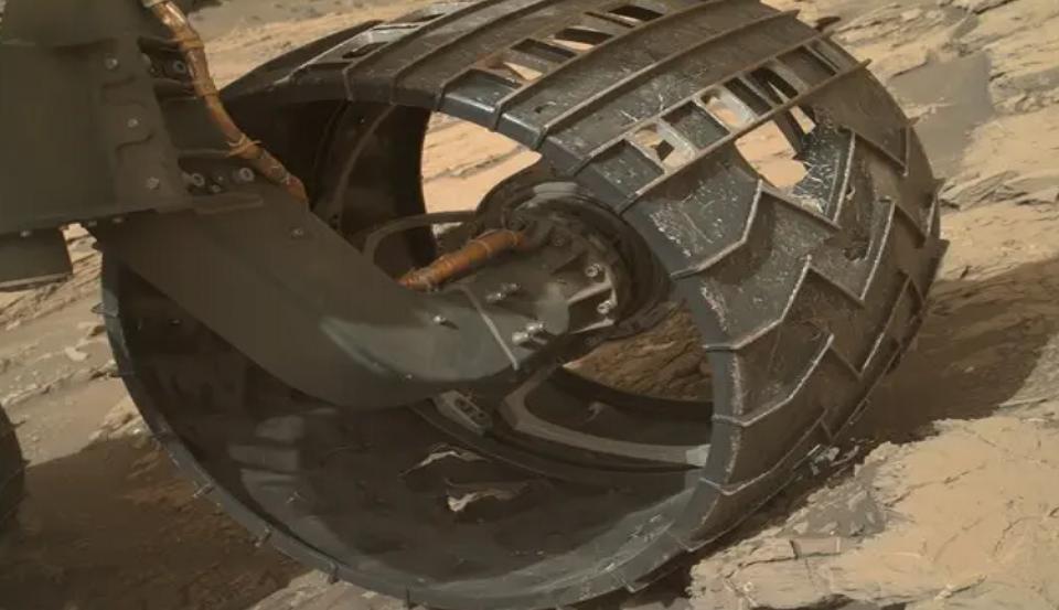 好奇号在火星行驶近27公里，捕捉到非凡照片，向人类展示空旷沙海