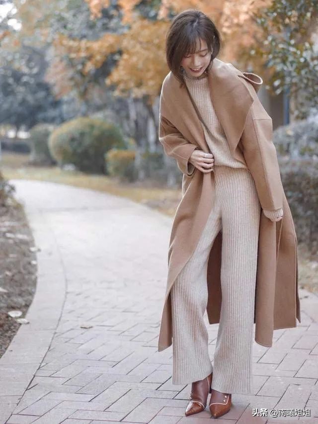 奔五的女人还适合穿大红色卫衣吗,新年穿新色这10种显白时尚又高级