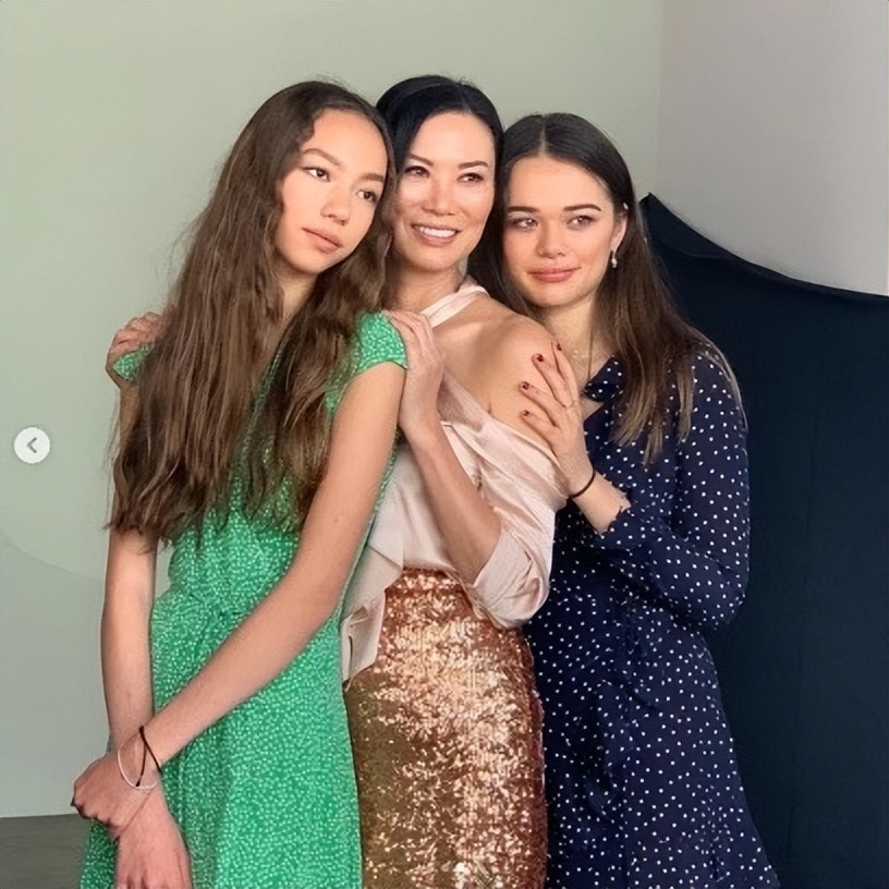 邓文迪与默多克的小女儿,邓文迪的两个女儿与默多克