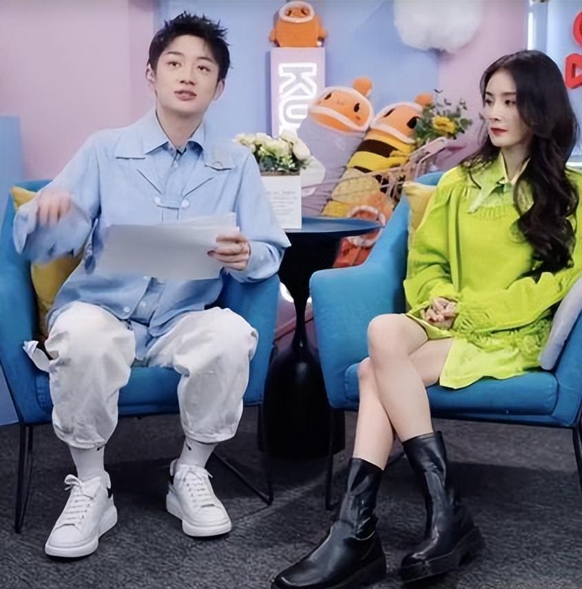 助理伺候明星捏脚,助理伺候明星跪下打伞