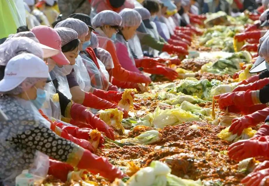 白菜价格“坐上火箭”，中国产泡菜成了救兵，韩国人：我太难了
