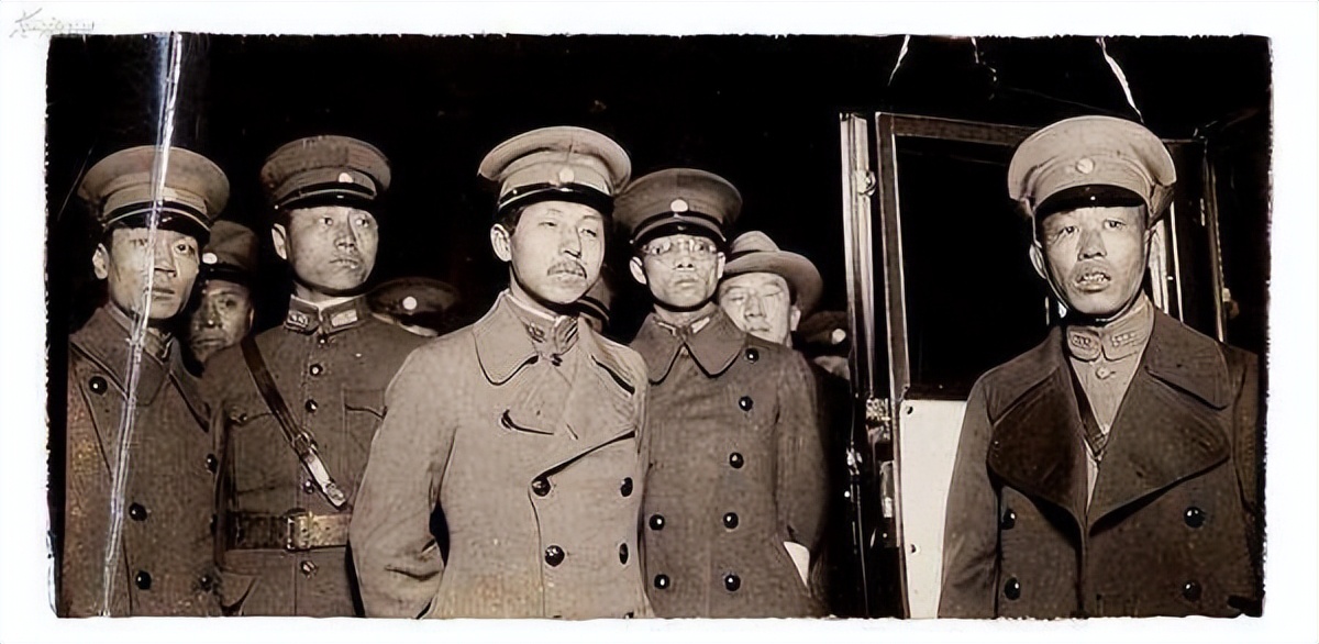 张学良的40万东北军都去哪里了,张学良手握30万大军为何不抵抗