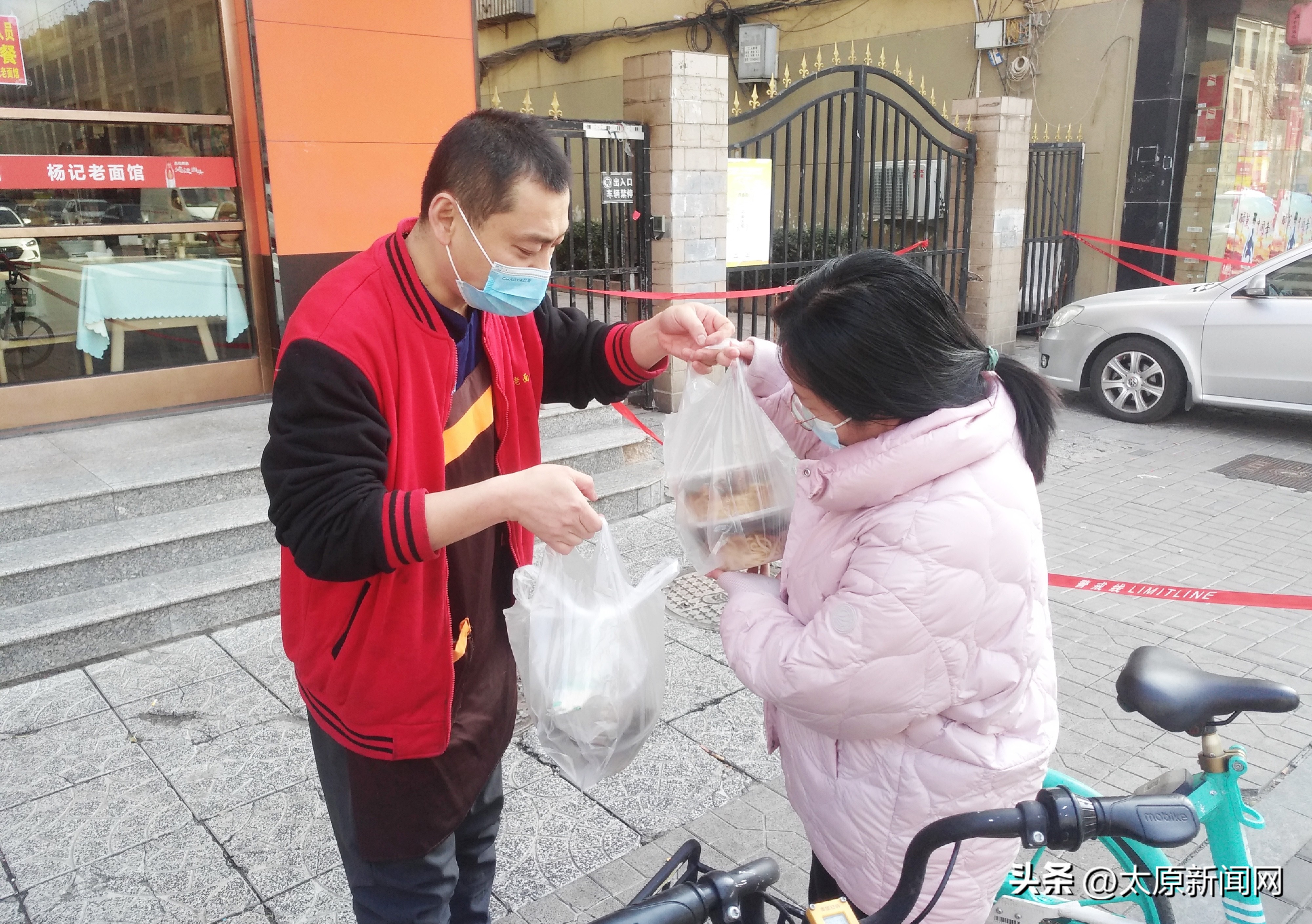 面馆每天给防疫人员送餐,暖心面馆免费给环卫工提供面条