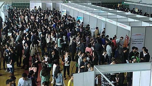 “三和大神”：每天混日结，为了口吃的，有人甚至会*身卖**份证