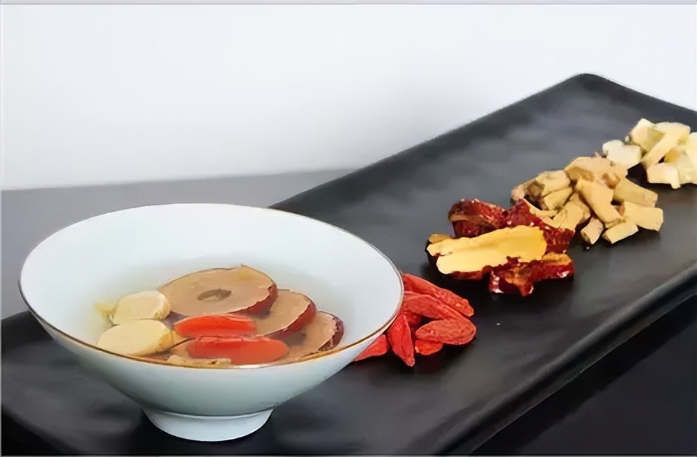 黄芪配它泡水喝全身的气血都活了,黄芪煮水喝这样搭配效果堪比人参