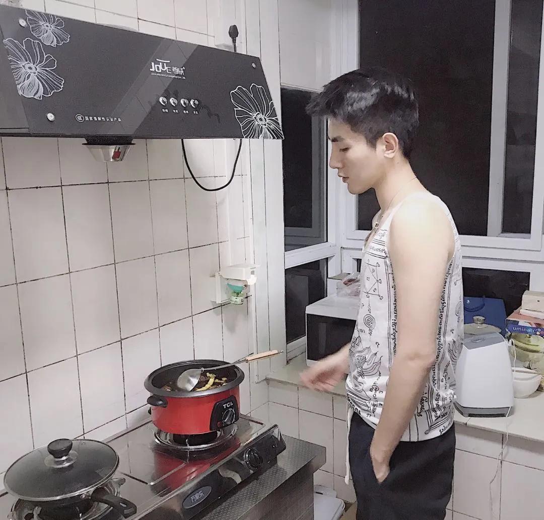 女人在家里做饭真的很重要吗,女的在家必须会做饭吗