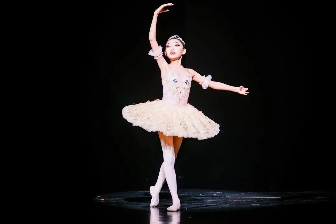 哇！这些学校的圣诞节也太“卷”了！圣诞老人、无人机都来了