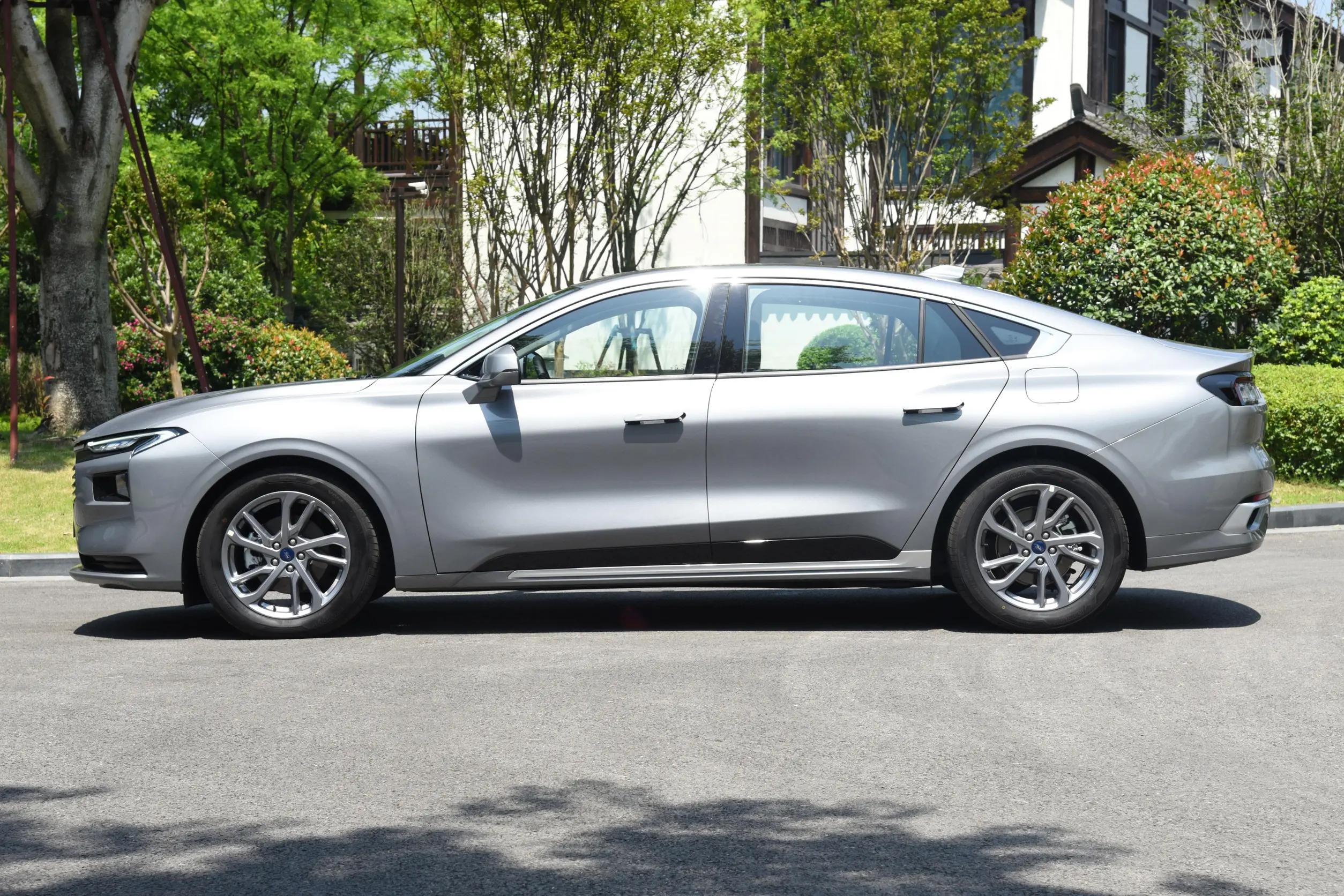 2023款福特蒙迪欧最新价格,2023款蒙迪欧1.5T豪华手机支架