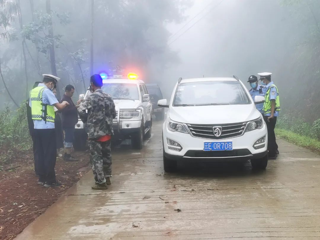 双柏县公安机关警力下沉乡镇派出所开展农村严重交通违法行为专项行动丨百日行动