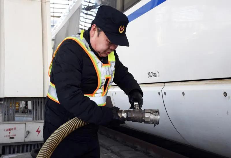 铁路厕所粪便往哪里排,铁路上厕所技巧