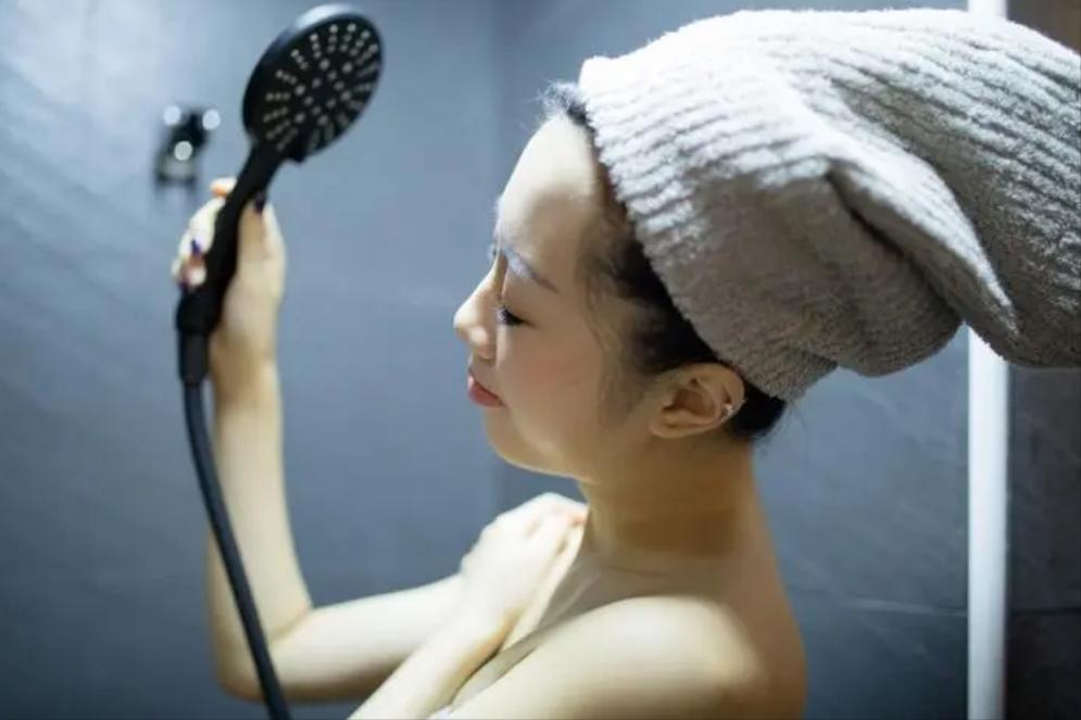 为啥女人私密处总是“湿漉漉”？医生：注意3点，或能有效改善！