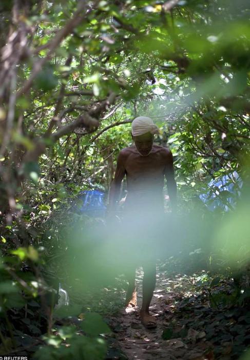 73岁日本大爷荒岛生活,日本老人裸居海岛