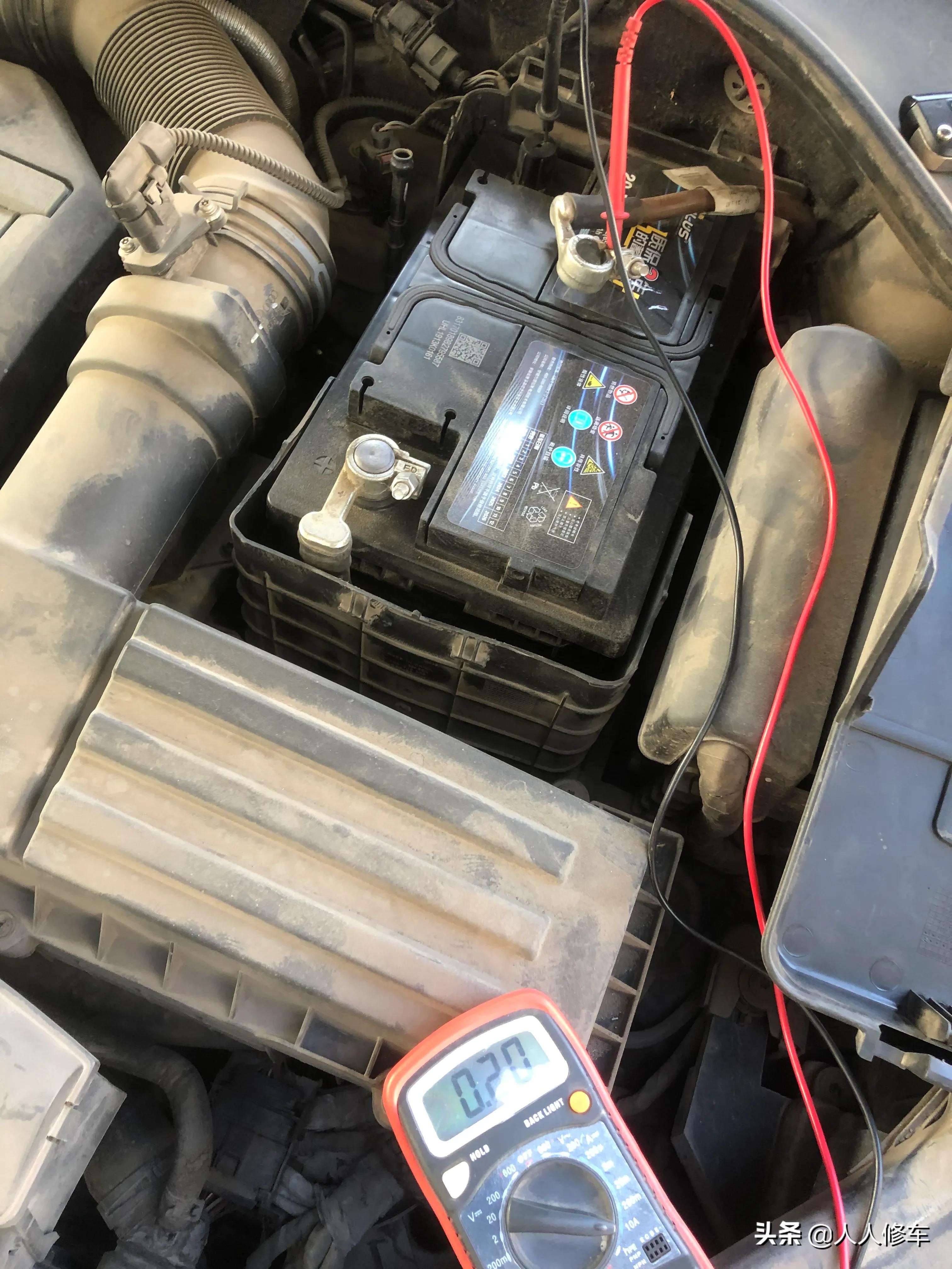 汽车新换的电瓶最近经常打不着火,新车五个月三次没电