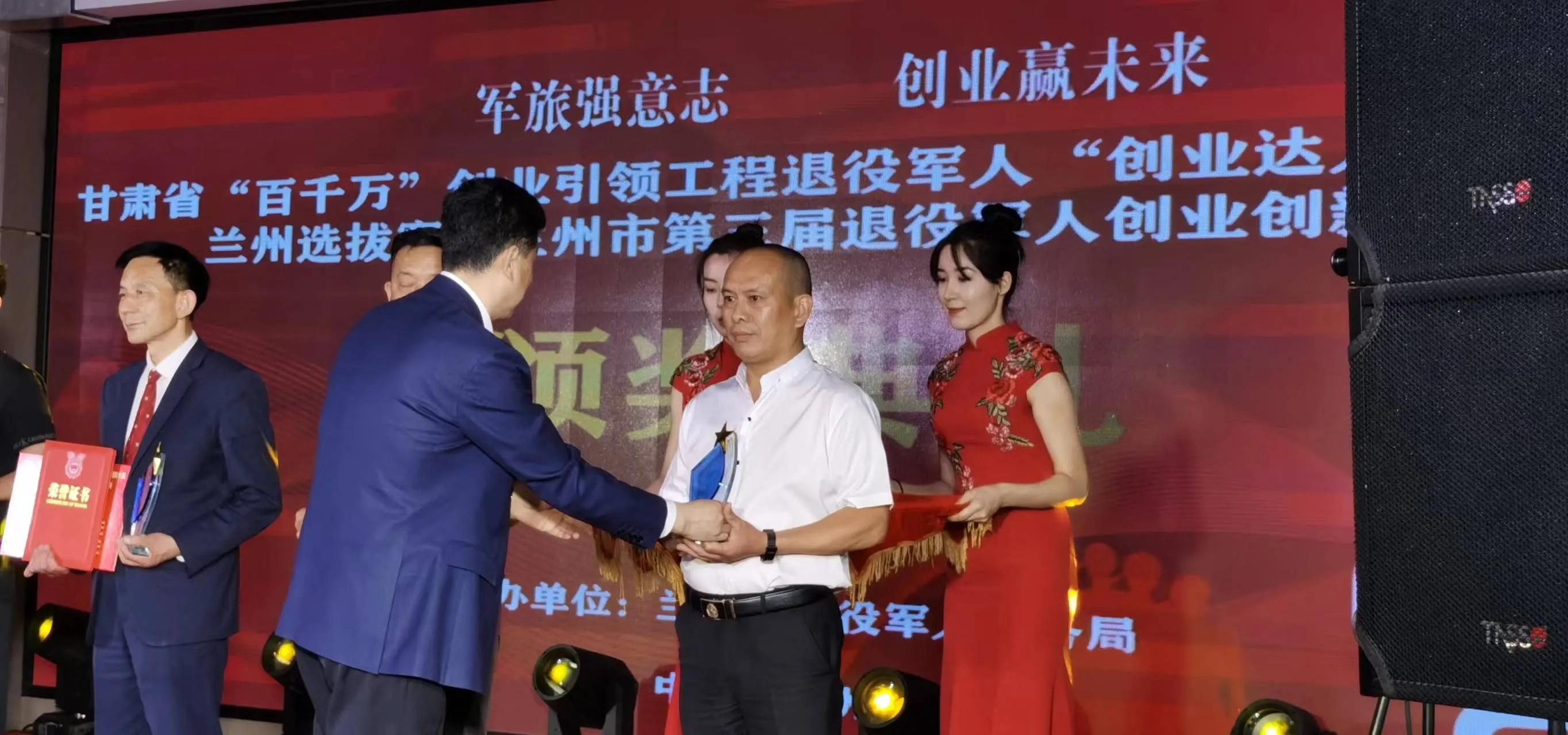 火热的军旅生涯磨练了我们的意志,艰苦的军旅生涯锻炼人的意志