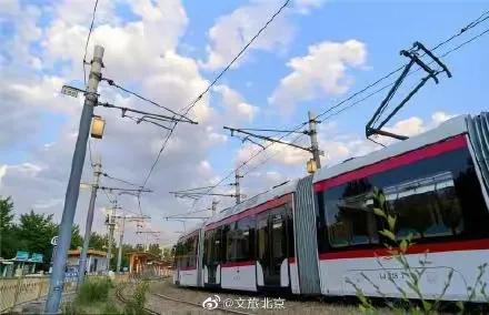 穿行在绿树和鲜花中，这辆开往春天的列车，你坐过了吗？