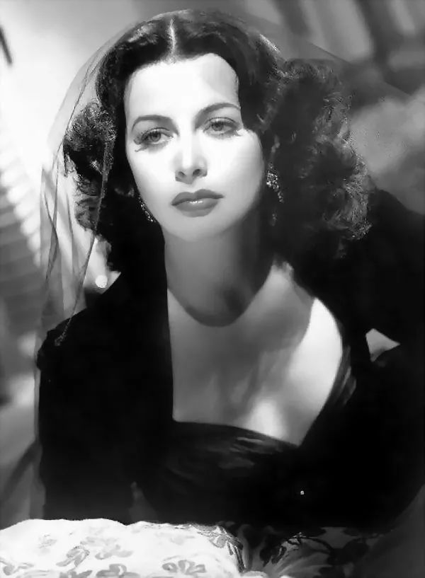 她是好莱坞第一位*星艳**，3.5亿卖出一个吻，却发明WiFi震惊世界