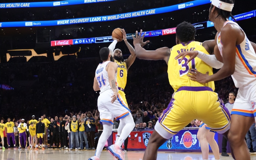 传奇加冕之夜难掩输卡位战遗憾，詹姆斯赛后采访暗示有离队可能？