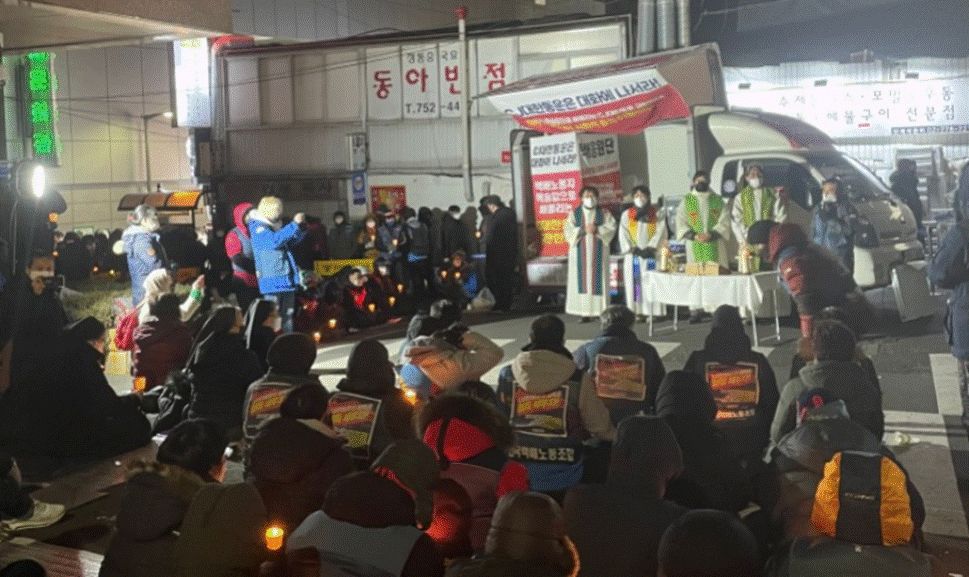 疫情中躺平的韩国物流司机大*工罢**惊动总统投身美国供应链同盟