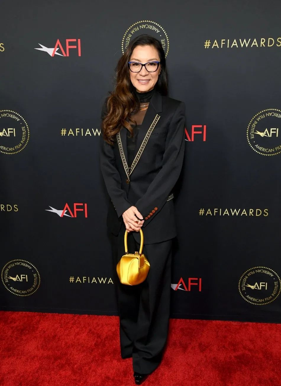 杨紫琼巴黎赏秀与未婚夫出席活动,杨紫琼霸气金球奖