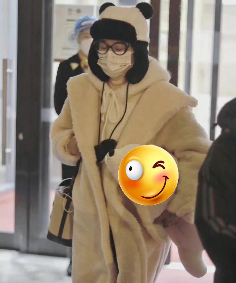 赵丽颖机场大衣,赵丽颖黑色带帽衣服