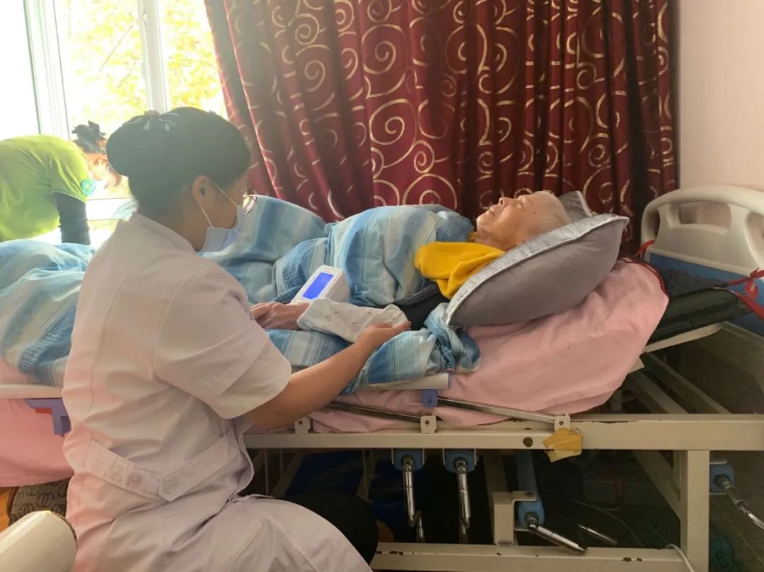 为老人洗澡：499一次，有人11年没洗，有的长疮，用洗澡恢复尊严