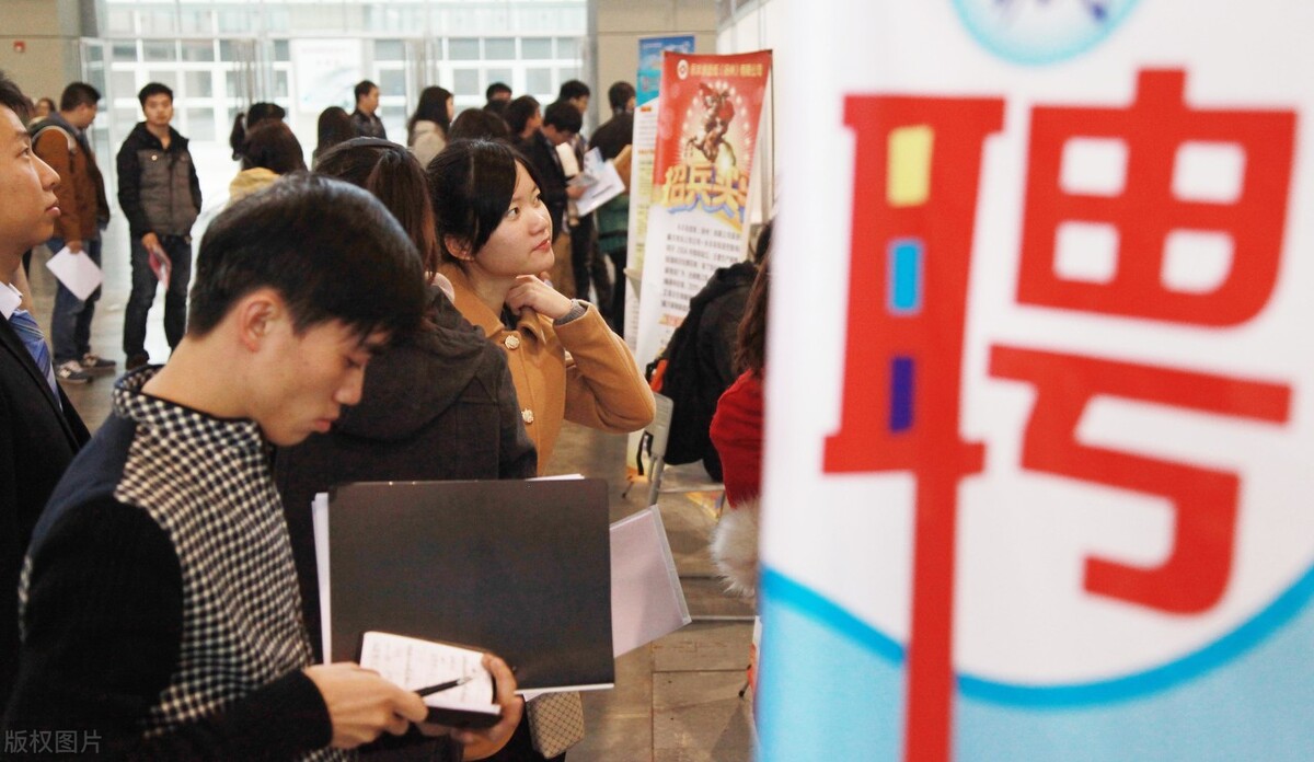 应届生身份对考公务员影响大吗,应届生找了工作影响考公务员吗