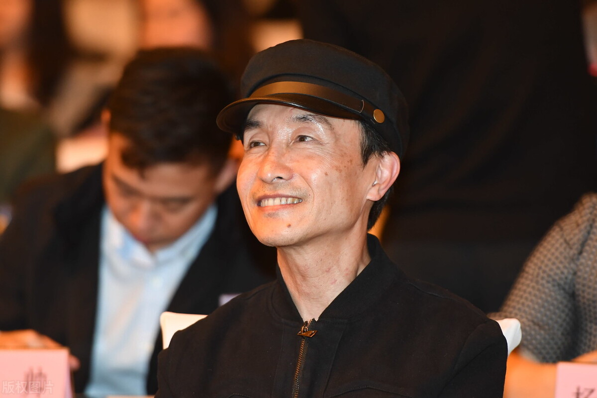 冯潇霆调侃足球视频,前国足队长冯潇霆暗讽巩汉林