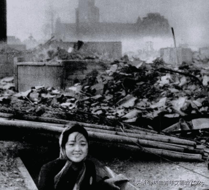 女子身着日本侵华军装露脸,女子穿日军军服拍照被抓