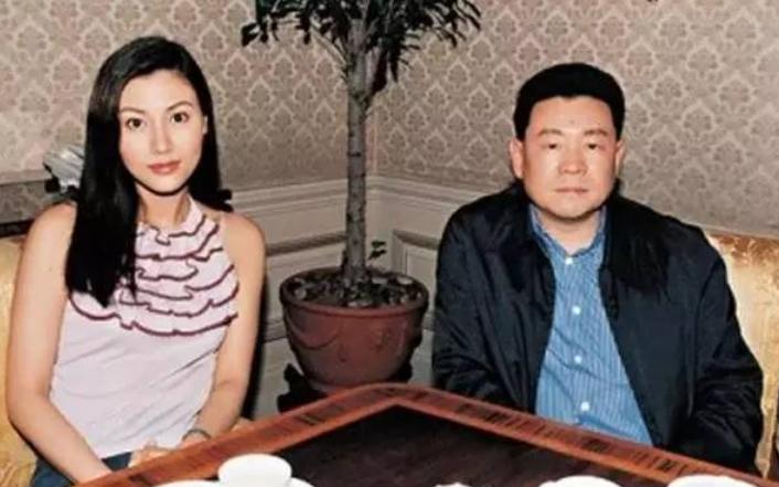 张丹峰洪欣风波后首次合体亮相,张丹峰怀柔拍戏