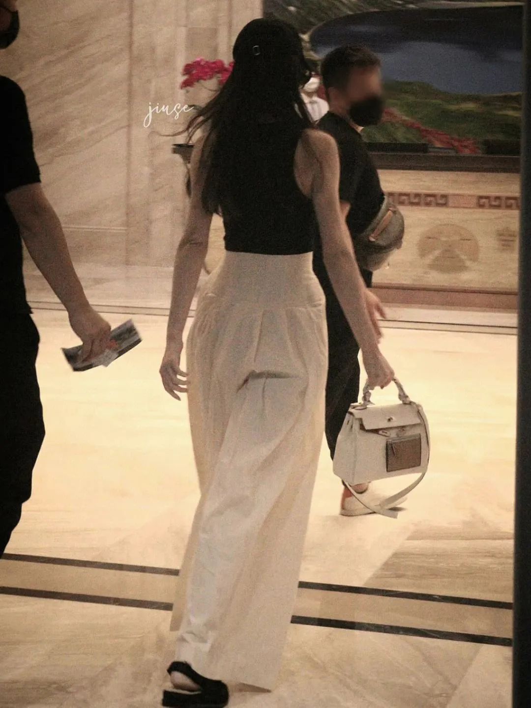 唐嫣在机场时背的焦糖色包,唐嫣曾经用过哪些包包